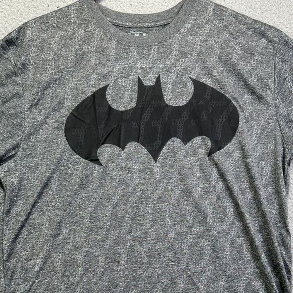Batman T-Shirt Adult Large‎ Grey Graphic Performance Stretch Short Sleeve Mens